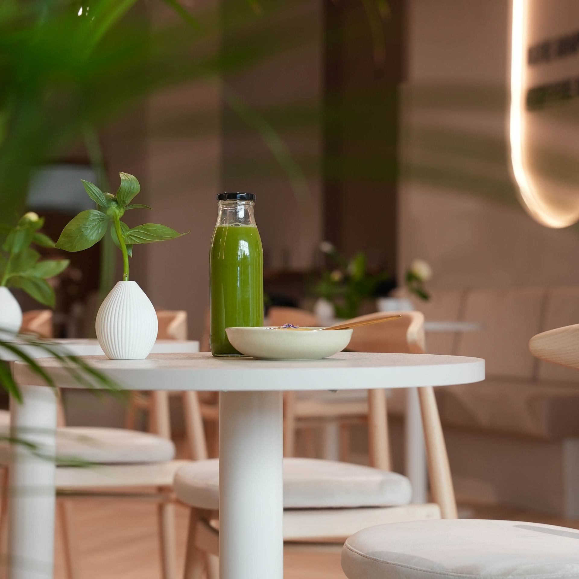 Latte Art in einer Keramiktasse — Specialty Coffee bei POUR. coffee and more